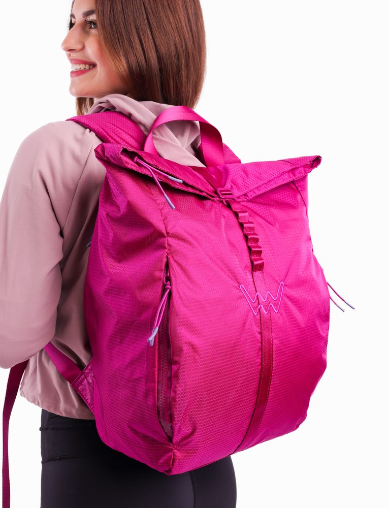 VUCH Mellora Airy Violet.

Prva Vuch sportska kolekcija
Izrađen od ripstop - laganog, prozračnog i vodootpornog materijala
Glavni džep s patentnim zatvaračem + preklop (više sigurnosti ovisno o popunjenosti ruksaka)
Nevidljivi vodootporni džepni patentni zatvarači
Široke podstavljene naramenice
 Ruksaci
Praktičnost, udobnost i funkcionalnost.