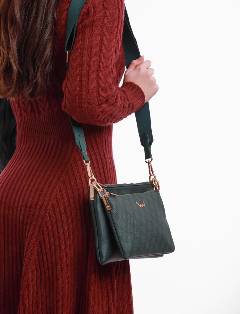 VUCH Clasie MN Dark Green.

Dvije torbe u jednoj, koje se mogu odvojiti
Monogram VUCH na manjoj torbi
Glavno zatvaranje na patent
Dva remena - tekstilni crossbody i lanac za ruku
 Monogram
Želiš imati neuobičajen šmrc i biti Vuch do posljednjeg detalja?
Vuch je tvoja najvernija ljubav, pa to reci svima bez ijedne izgovorene riječi.