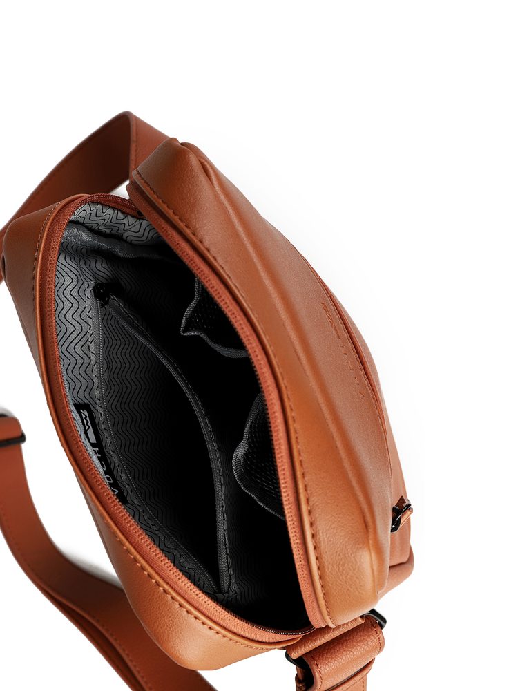 VUCH Oriana Brown.

Glavno zatvaranje na patent
Podesivi crossbody remen
Prednja skrivena džep na patent
Pretinac za sitnice na stražnjoj strani
 Muške torbe
Savršenstvo, jednostavnost, karakter i stil.