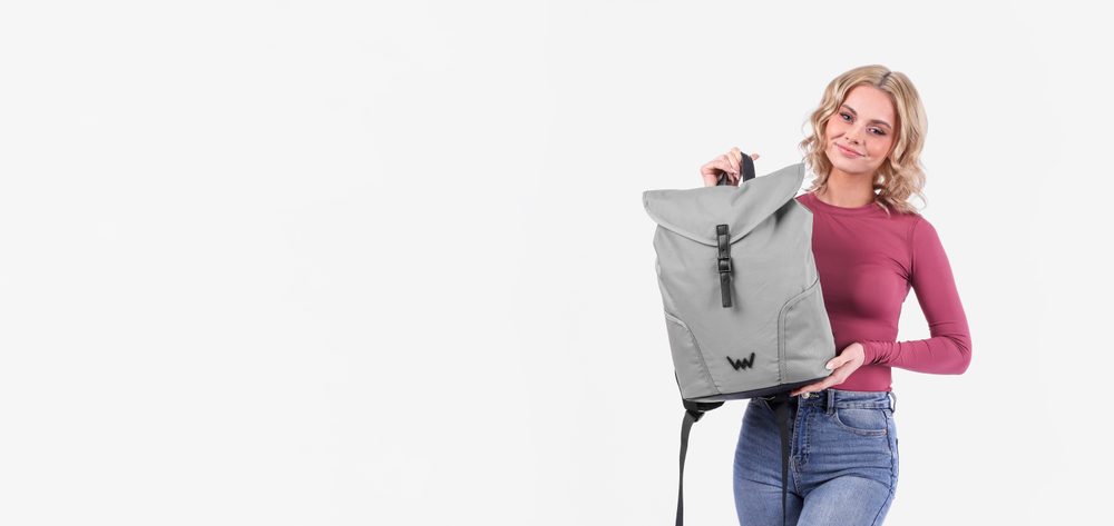 VUCH Joanna Jaunt Grey.

Glavno zatvaranje na magnet
Dva vanjska džepa za bocu
Ojačani džep za laptop
Prostrani sigurnosni džep na leđima ispod remena
Unutarnji džepići na patent
Podstavljena leđa i ramenski remeni za udobno nošenje
 Ruksaci
Vremena kada su ruksaci značili samo školske torbe ili sportske komade za planinske ture davno su prošla.