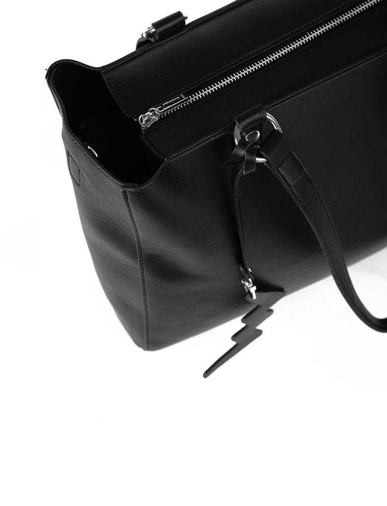 VUCH Camelia.

Prostrana torbica s zatvaranjem na zatvarač
Uključen je crossbody remen
Srebrni detalji s upečatljivim privjeskom (može se odvojiti)
Unutarnji džepić za sitnice

  SimplyV 
Simple Vuch komadi, Simple Vuch!
Bezvremenska, minimalistička i elegantna.