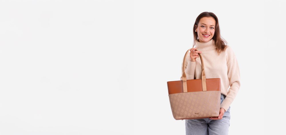 VUCH Wennie MN Brown.

Vuch Wennie bestseller s monogramom
Glavno zatvaranje na 2 magneta
Velika pretinac u potpunosti zatvorena zipom
Uključen crossbody remen
 Monogram
Želiš imati neuobičajen šmrc i biti Vuch do posljednjeg detalja?
Vuch je tvoja najvernija ljubav, pa to pokaži svima bez ijedne izgovorene riječi.