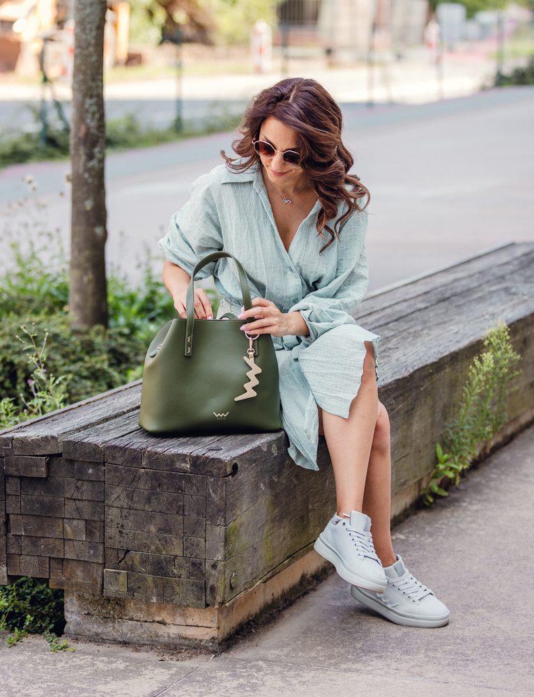 VUCH Roselda Green.

Glavno zatvaranje na kopču i magnet
Kozmetička torbica u kompletu (180 × 210 × 60 mm)
Ugravirani Vuch logo
Dva načina nošenja
Patentni gumbi za prilagodbu oblika torbice
 RUČNE TORBICE
Razmišljate o kupnji torbice koja vam nikada neće uteći iz ruku?