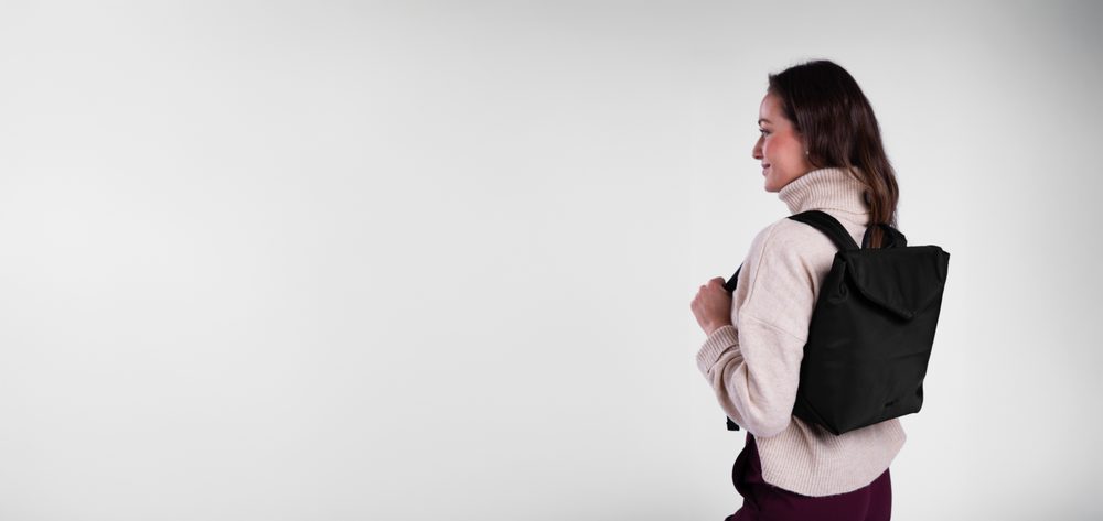 VUCH Joanna Small Black.

Manji skladni ruksak
Vodootporan materijal
Punjene naramenice i leđa za ugodan transport
Zatvaranje jakim magnetom i patentom
 Aira
Doživi lakoću na vlastiti način.
Proizvodi od materijala AIRA dizajnirani su s naglaskom na praktičnost – lagani poput pera, vodootporni i laki za održavanje.
Spremi se za ljubav na prvi pogled.