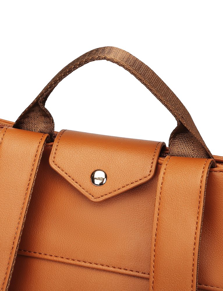 VUCH Glenn V Brown.

Zatvaranje patentnim zatvaračem i magnetskim preklopom
Ukupno 3 vanjska džepa s patentnim zatvaračem
Unutra, mrežasti džep i manji džep na patentni zatvarač
Podesive naramenice
 MALI RUKSACI
Jeste li sami sebe uvjerili da je ruksake teško kombinirati?