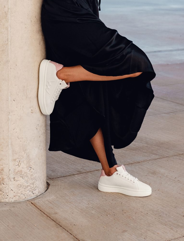 VUCH Lucky Off White - 37.
Unutarnji uložak cipela stvoren je pomoću umjetne inteligencije.
Svaka verzija tenisice ima svoj vlastiti karakter – od klasične crno-bijele elegancije, preko razigrane ljubičaste, do nježne ružičaste i modernog sivog minimalizma.

Svakodnevna casual obuća
Unutarnji uložak stvoren pomoću AI
3D plastični detalj loga Vuch
Moderan viši potplat osigurava udobnost čak i tijekom cjelodnevnog nošenja
 Obuća
Vuch cipele su originalnost koja fascinira.