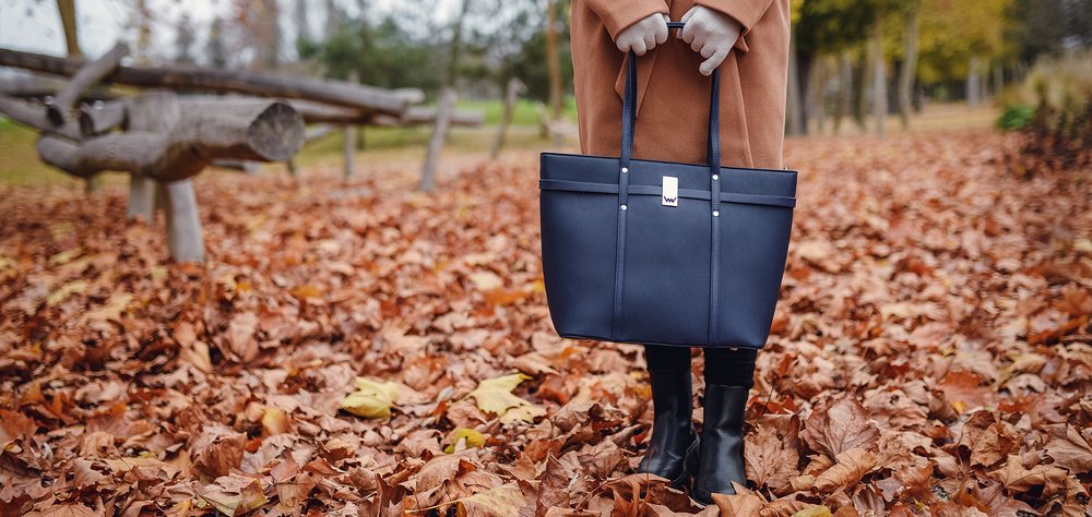 VUCH Barrie Blue.

Velika torba s čvrstim dnom zaštićena s 4 metalne nogice
Glavni džep se može potpuno zatvoriti patentnim zatvaračem
Remen za vješanje sunčanih naočala
Torba uključuje crossbody remen
Nudi nekoliko načina nošenja
 Velike torbice
Sve ima svoju prednost.