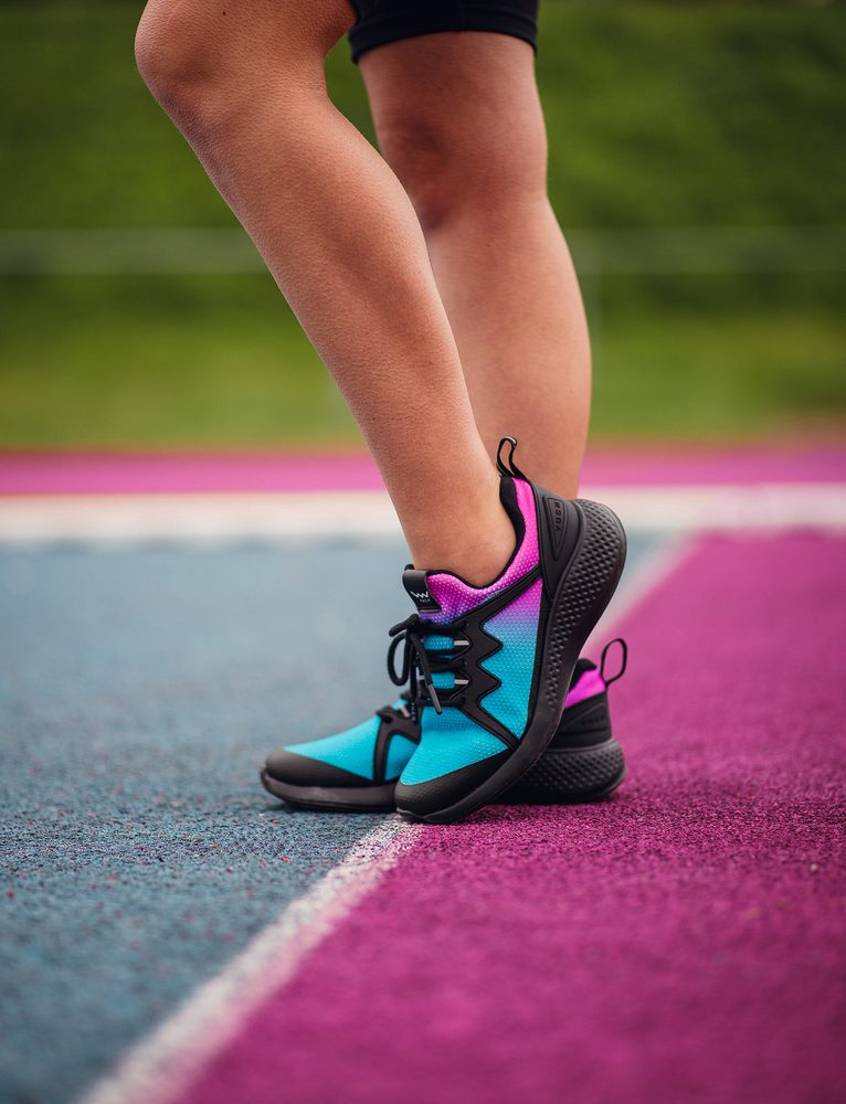 VUCH Rush Spectrum - 41.

Dizajni stvoreni u suradnji s Martinom Brnom
Fleksibilan prozračan gornji dio
Uložak je podstavljen memorijskom pjenom
Lagan dizajn
Mali reflektirajući elementi
Ojačani rist sa silikonskim elementima
 OBUĆA
Vuch obuća je originalnost koja fascinira.