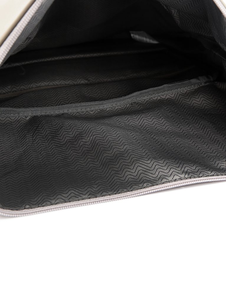 VUCH Maielle Beige.

Kopčanje na patentni zatvarač i roll-top s kopčama
Vodootporan materijal i zatvarači
Dva vanjska džepa s patentnim zatvaračem na prednjoj strani ruksaka
Skriveni patentni džep na leđima za brzi pristup
Bočni džepovi za bocu
 Muški ruksaci 
Savršenstvo, jednostavnost, karakter i stil.