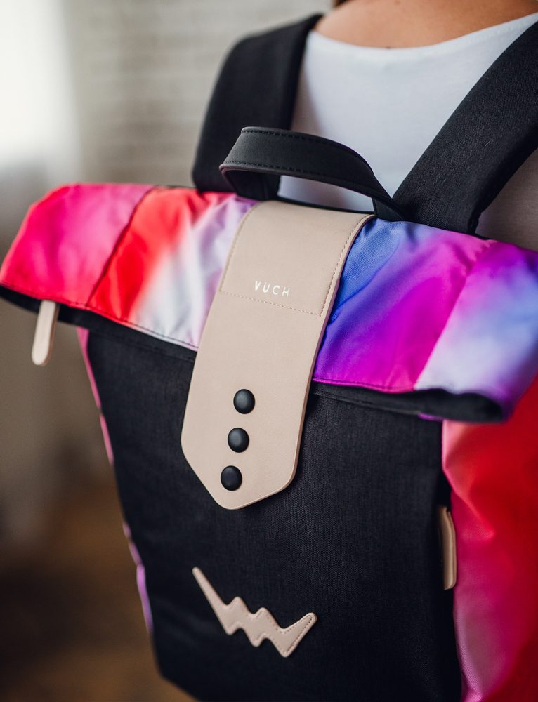 VUCH Mellora Diverse Multicolor.

Originalni dizajnerski ruksak iz kolekcije creARTivity
Unutarnji odjeljak za mini prijenosno računalo i mali džep s patentnim zatvaračem
Zatvaranje na patentni zatvarač i preklop s magnetnim patentom
Podesivi naramenici
 creARTivity
Budi Vuch, budi viđen.
Mjesto gdje nismo štedjeli na mašti i razigrano smo sastavili printeve na naše bestsellere.