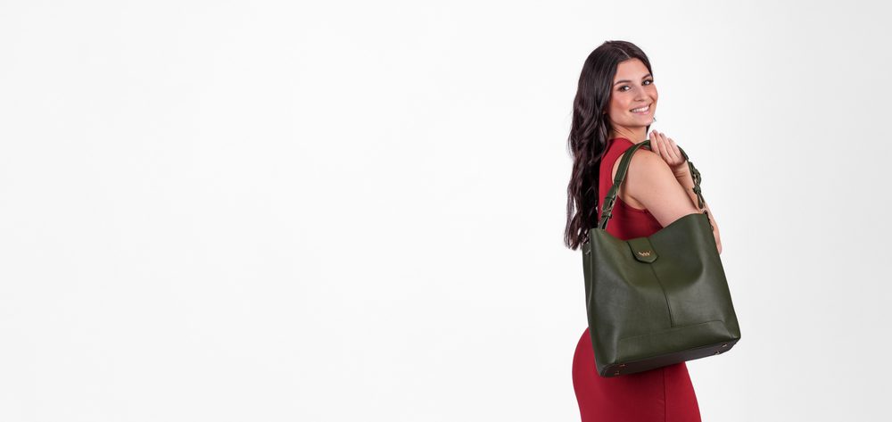 VUCH Rubia Olive.

Glavno zatvaranje na snažan magnet
Unutrašnja otkopčavajuća torbica
Torba s čvrstim dnom koje štiti 4 metalna pina
Podesivi remen + otkopčavajući crossbody remen
 Ručne torbe
Razmišljaš da si nabaviš ručnu torbu koju nikad nećeš ispustiti iz ruke?