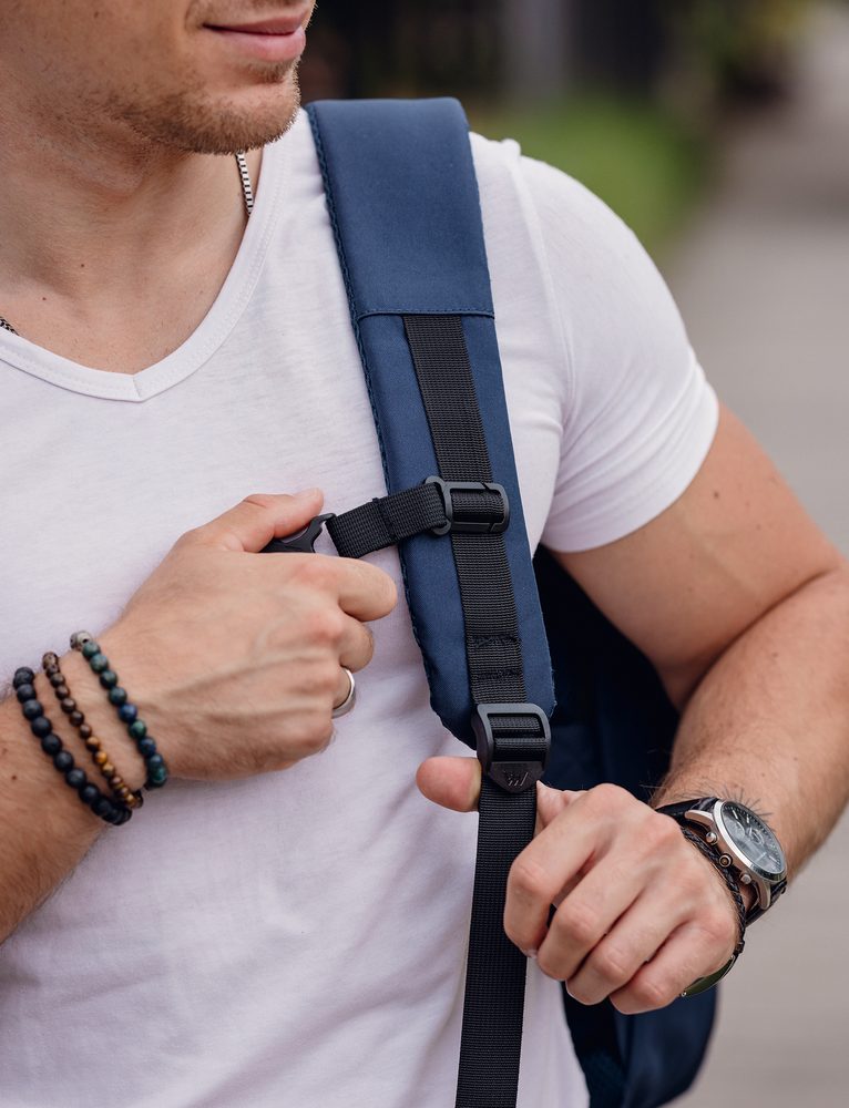 VUCH Foppe Men Blue.

 Potpuno otvarajući džep
 Vanjski džepovi na zip
 Mnogo unutarnjih odjeljaka
Petlja na leđima ruksaka za pričvršćivanje na kofer
Podstavljene naramenice i leđa za udobno nošenje
 Muški ruksaci 
Savršenstvo, jednostavnost, karakter i stil.