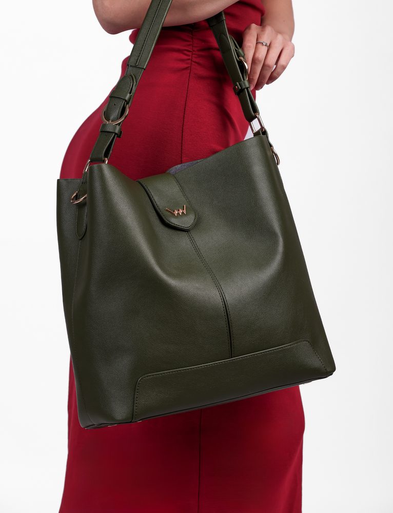 VUCH Rubia Olive.

Glavno zatvaranje na snažan magnet
Unutrašnja otkopčavajuća torbica
Torba s čvrstim dnom koje štiti 4 metalna pina
Podesivi remen + otkopčavajući crossbody remen
 Ručne torbe
Razmišljaš da si nabaviš ručnu torbu koju nikad nećeš ispustiti iz ruke?