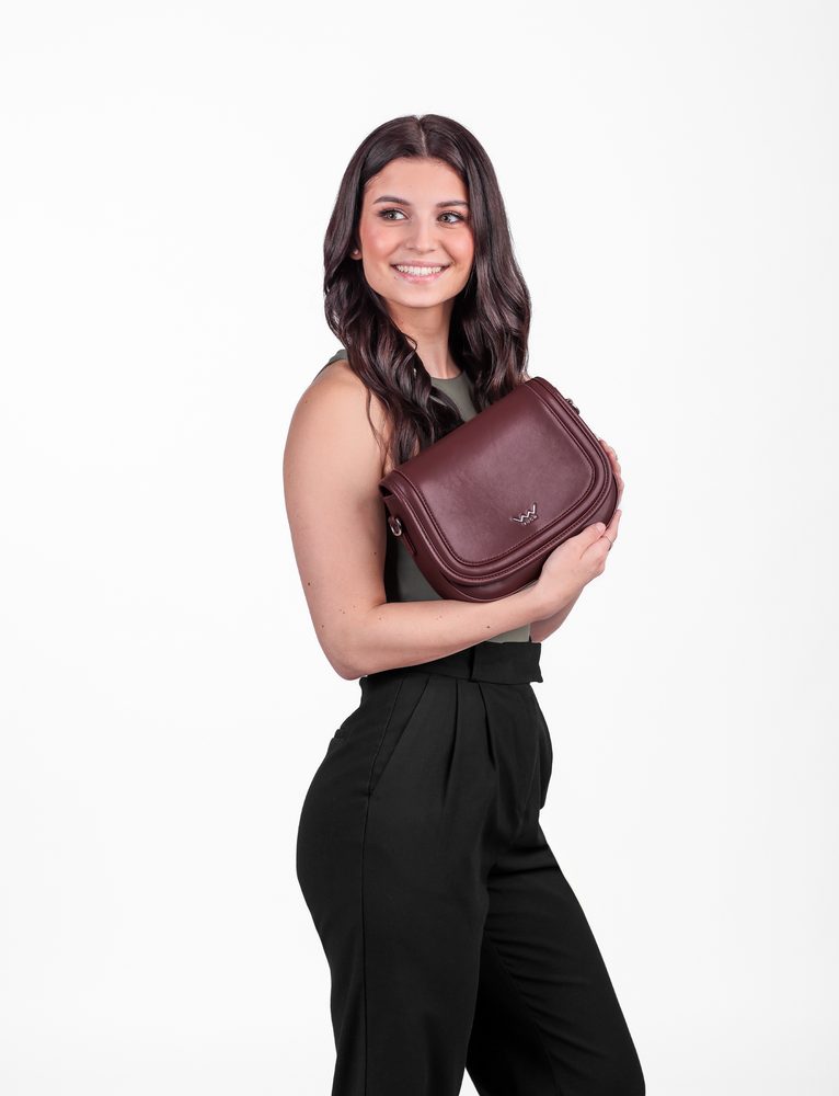 VUCH Labela Wine.

Biološki razgradiv materijal od kukuruza
Glavno zatvaranje na magnet
Unutarnji džepovi za sitnice
Podesivi crossbody remen od najlona
 Eco torbice
Održivost, štedljivost, obzirnost.