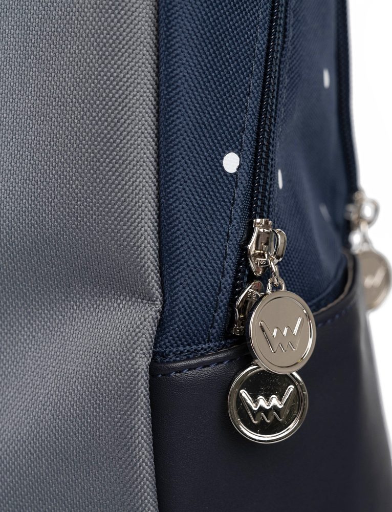 VUCH Zane Dotty Blue.

Unutarnja torba s odvojenim prostorom za mini prijenosno računalo
Podesive naramenice
Prednji pretinac s patentnim zatvaračem
Izuzetno jak i izdržljiv materijal
 TRAVEL KOLEKCIJA  
Na putu, na cesti, na terenu, pratim vas s novim ruksakom!...