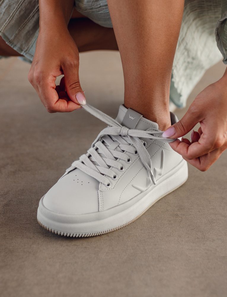 VUCH Lucky Grey - 42.
Unutarnji uložak cipela stvoren je pomoću umjetne inteligencije.
Svaka verzija tenisice ima svoj vlastiti karakter – od klasične crno-bijele elegancije, preko razigrane ljubičaste, do nježne ružičaste i modernog sivog minimalizma.

Svakodnevna casual obuća
Unutarnji uložak stvoren pomoću AI
3D plastični detalj loga Vuch
Moderan viši potplat osigurava udobnost čak i tijekom cjelodnevnog nošenja
 Obuća
Vuch cipele su originalnost koja fascinira.