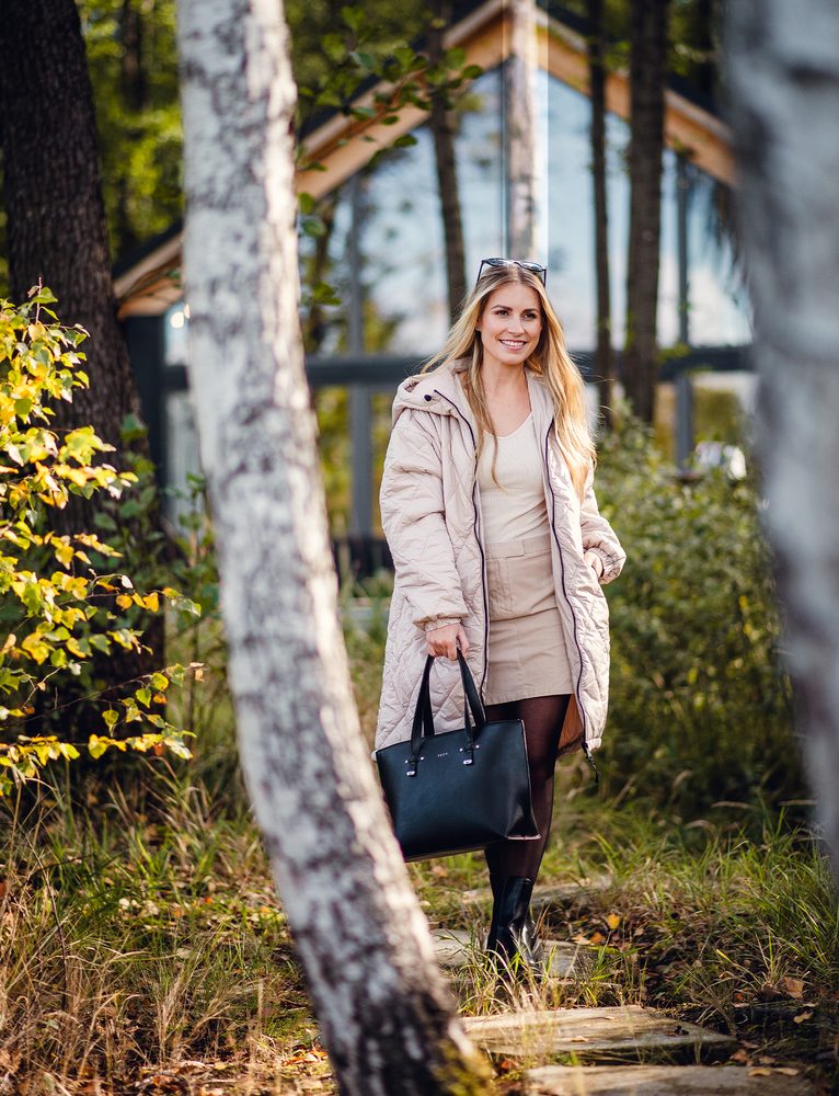 VUCH Benita.

Glavni patent zatvarač 
Mali džep s patentnim zatvaračem 
Kozmetička torbica uključena (150 x 220) 
Dva načina nošenja
 VELIKE TORBICE
„Sve ima svoju prednost.