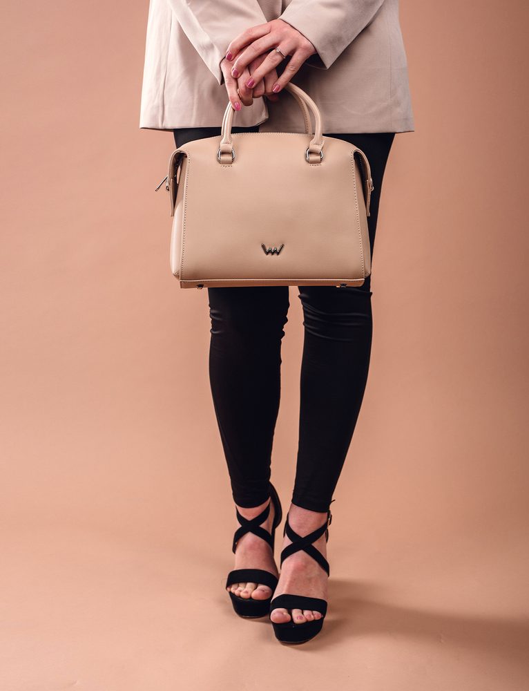 VUCH Coraline Beige.

Torba od vlaknaste kože
Jednostavan i čist dizajn
Glavno zatvaranje na zatvarač + preklop na skriveni magnet
Odvojivi crossbody remen

  Kožne torbice
„Za sve je jednom prvi put.