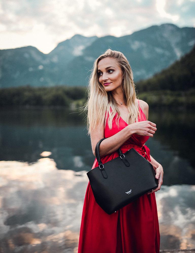 VUCH Cassidy.

Torbica od prave kože
Glavno kopčanje na magnet
Dva unutarnja džepa s patentnim zatvaračem
Dva načina nošenja
 Kožne torbice
„Za sve je jednom prvi put.