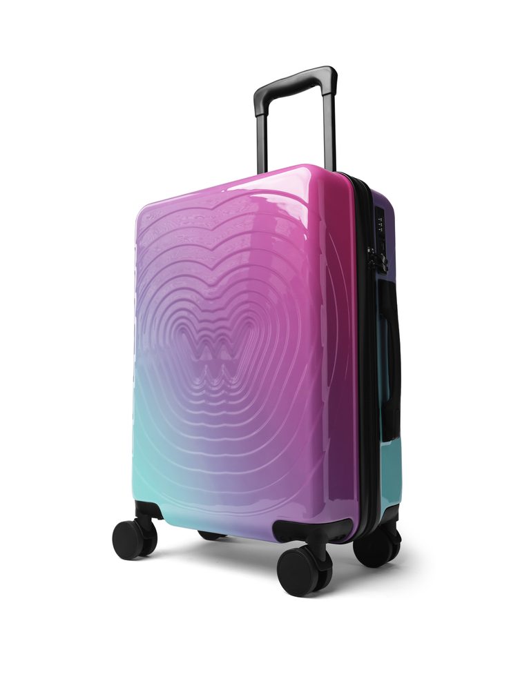 VUCH Precious Spectrum.

Dimenzije školjke: 47 × 36,5 × 22,5 cm
Teleskopska ručka u tri visinska nivoa
Prostrani mrežasti odeljak na rajsferšlus dopunjen dodatnim džepom na rajsferšlus
Fleksibilni fiksacioni kaiš sa plastičnom kopčom
Gornje i bočne ručke za hvatanje u nekoliko položaja
4 uvučena kotača (visina 9 cm) za tihu i glatku vožnju
Otporna školjka od ABS polikarbonata protiv uobičajenih ogrebotina i udaraca
Kombinovana brava sa TSA bravom (nema opasnosti od oštećenja brave prilikom kontrole tokom putovanja u SAD)
Upute za postavljanje lokota
Mogućnost korišćenja kao kabinski prtljag kod odabranih avio-kompanija
 KOFERI
Otkrij novu kolekciju kofera koji definišu moderno putovanje.
Spajaju vrhunski dizajn sa maksimalnom funkcionalnošću – školjkasta konstrukcija pruža pouzdanu zaštitu i dug životni vek, dok sofisticirane varijante boja dodaju svakom putovanju stilski akcenat.