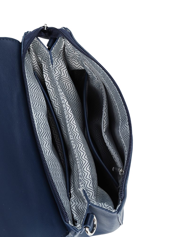 VUCH Danita Blue.

Zaista prostrana crossbody torba
Dva podesiva crossbody remena (tekstilni + od umjetne kože)
Patentni zatvarač prekriven preklopom
Stražnji i unutarnji džepovi s patentnim zatvaračem
Prošivanje u obliku Vuch loga na stražnjoj strani torbe
 CROSSBODY
Kad je netko ponosan na nas, grije nam srce.