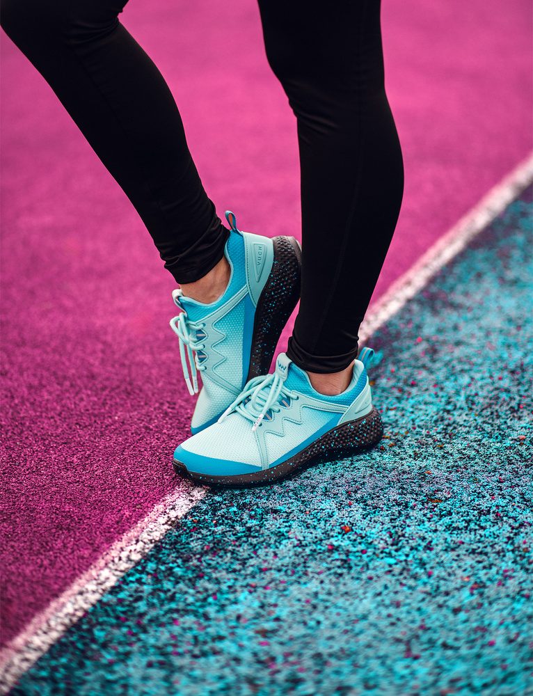 VUCH Rush Ocean - 36.

Dizajni stvoreni u suradnji s Martinom Brnom
Fleksibilan prozračan gornji dio
Uložak je podstavljen memorijskom pjenom
Lagan dizajn
Mali reflektirajući elementi
Ojačani rist sa silikonskim elementima
 OBUĆA
Vuch obuća je originalnost koja fascinira.