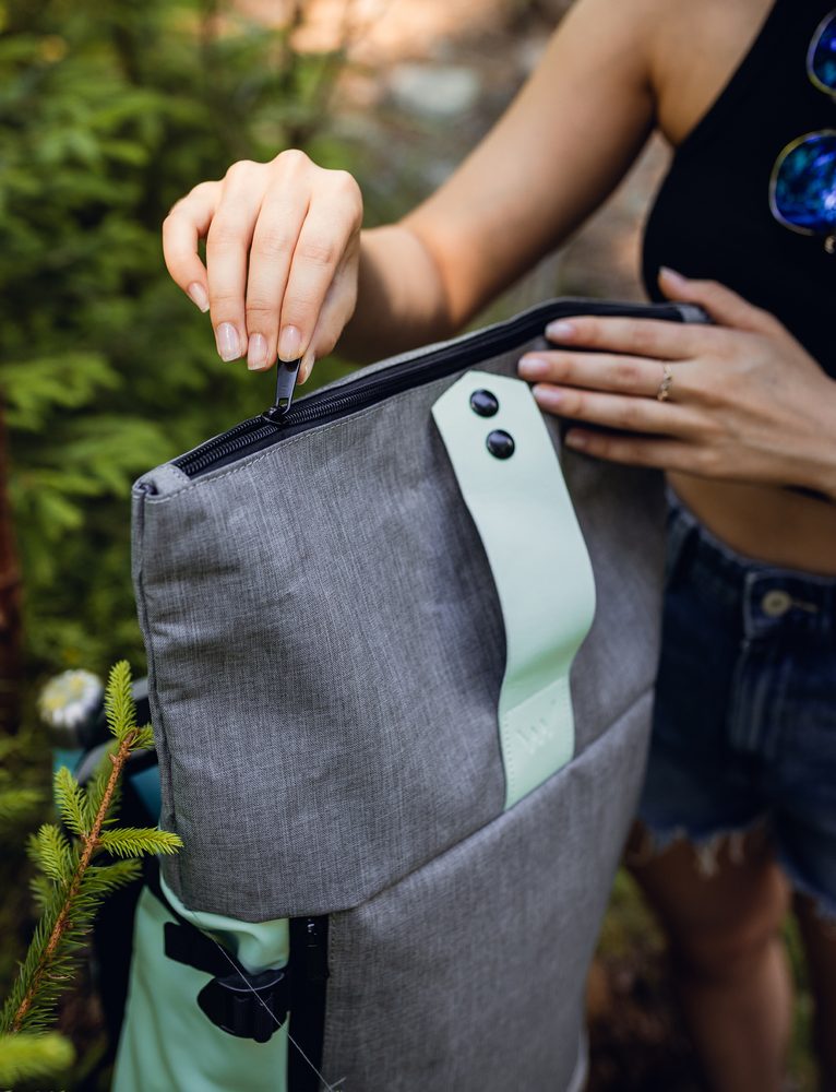 VUCH Nescio Grey.

Univerzalni ruksak za svaku priliku
Podstavljena stražnja strana
Vanjska elastika za pričvršćivanje na kofer
Veliki unutarnji prostor
 Ruksaci
„Praktičnost, udobnost i funkcionalnost.