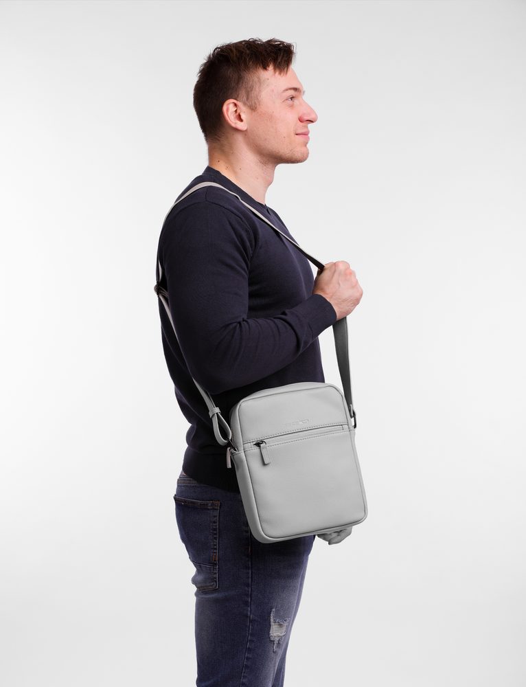 VUCH Oriana Grey.

Glavno zatvaranje na patent
Podesivi crossbody remen
Prednji skriveni džep na patent
Džep za sitnice na stražnjoj strani
 Muške torbe
Savršenstvo, jednostavnost, karakter i stil.