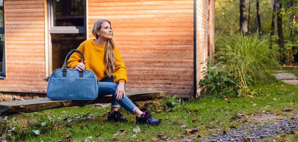 VUCH Sidsel Blue.

Džep za prijenosno računalo, unutarnji džepovi za sitnice
Vrlo ugodan materijal koji daje dojam luksuza
Veliki unutarnji prostor s patentnim zatvaračem
Vanjski džep s kopčanjem na gumb
 PUTNE TORBE
Tražite pratnju s kojom ćete na putovanju činiti nerazdvojan par?