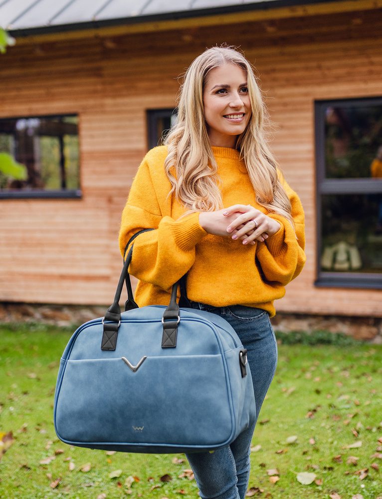 VUCH Sidsel Blue.

Džep za prijenosno računalo, unutarnji džepovi za sitnice
Vrlo ugodan materijal koji daje dojam luksuza
Veliki unutarnji prostor s patentnim zatvaračem
Vanjski džep s kopčanjem na gumb
 PUTNE TORBE
Tražite pratnju s kojom ćete na putovanju činiti nerazdvojan par?