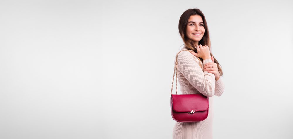 VUCH Orietta Wine.

Elegantna mini torba
Glavno zatvaranje na magnet
Unutarnji pretinac za sitnice i džep na patent
Crossbody remen s lancem
 Mini torbice
Mobitel, novčanik, ključevi, ništa više.