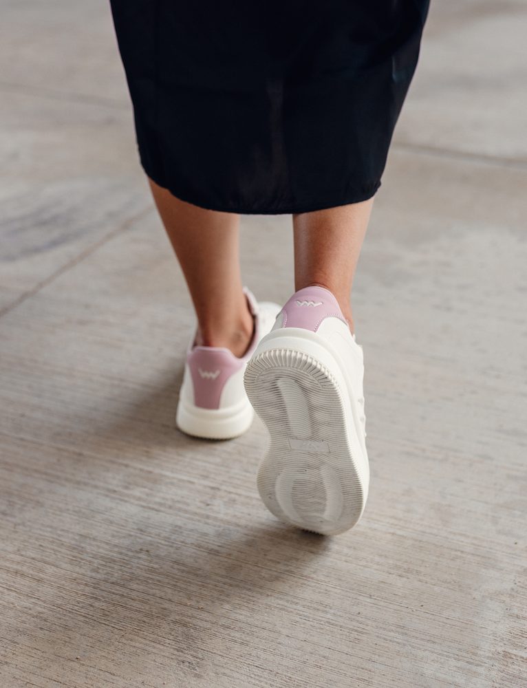 VUCH Lucky Off White - 37.
Unutarnji uložak cipela stvoren je pomoću umjetne inteligencije.
Svaka verzija tenisice ima svoj vlastiti karakter – od klasične crno-bijele elegancije, preko razigrane ljubičaste, do nježne ružičaste i modernog sivog minimalizma.

Svakodnevna casual obuća
Unutarnji uložak stvoren pomoću AI
3D plastični detalj loga Vuch
Moderan viši potplat osigurava udobnost čak i tijekom cjelodnevnog nošenja
 Obuća
Vuch cipele su originalnost koja fascinira.