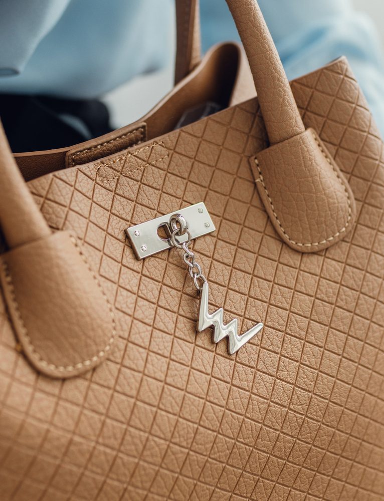 VUCH Gabi Diamond Beige.

Elegantna igra s utiskivanjem na površini torbice
Izvlačiva unutarnja torbica s patentnim zatvaračem
Dva remena preko ramena
Dva patentna zatvarača za torbicu
 Shape of Diamond
Budite moderni i jedinstveni uz Shape of Diamond!
Trenutno gledate dragulje i dijamante iz našeg portfelja.