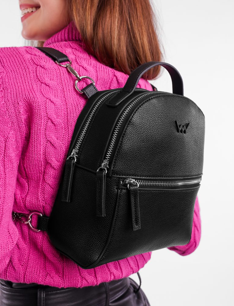 VUCH Serafina  Black.

Dva glavna džepa na patent
Dva vanjska džepa za sitnice na patent
Podesivi remenovi
Može se nositi i kao torba
 RUKSACI
Ruksak ne mora biti ogromna torba u koju ćete se spakirati za višetjedni put kroz kontinent.