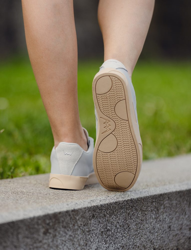 VUCH Dotty Classic Grey - 37.
Đon je napravljen od 100% prirodne gume i diskretno se referira na tipične točkice koje poznajete iz naših kolekcija.
Kladite se na klasiku u novom ruhu – DOTTY CLASSIC su stil, udobnost i osobnost u jednom.

Gornji dio od PU Poliuretana
Đon od 100% prirodne gume
Utisnut motiv točkica na đonu
Veličine 36–43
Oblikovani unutrašnji uložak, podstavljen memorijskom pjenom
Kombinacija glatkog i strukturiranog materijala
 OBUĆA
Vuch cipele su originalnost koja hoda.