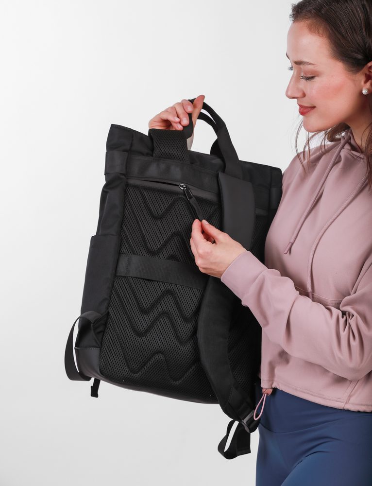 VUCH Gemyny Black.

Glavno zatvaranje na patent
Vanjski džepovi na patent
Mnogo unutarnjih pregrada
Stražnji remen za pričvršćivanje na kofer
Punjeni ramenski remeni i leđa za ugodan transport
 Ruksaci
Vremena kada su ruksaci značili samo školske torbe ili sportske komade za planinarenje, odavno su prošla.