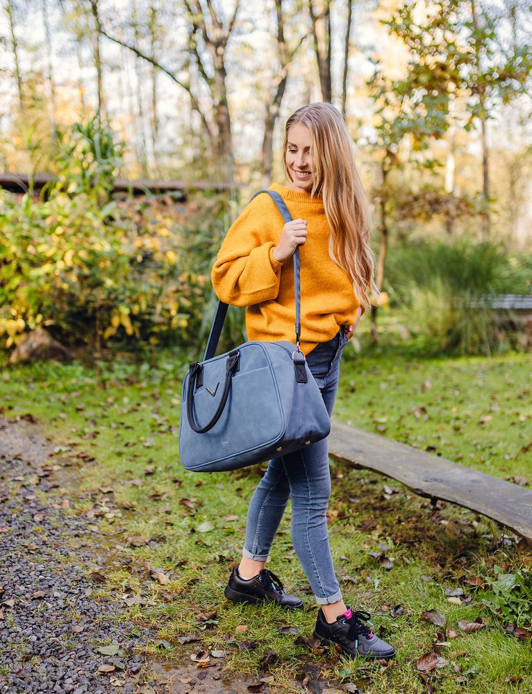 VUCH Sidsel Blue.

Džep za prijenosno računalo, unutarnji džepovi za sitnice
Vrlo ugodan materijal koji daje dojam luksuza
Veliki unutarnji prostor s patentnim zatvaračem
Vanjski džep s kopčanjem na gumb
 PUTNE TORBE
Tražite pratnju s kojom ćete na putovanju činiti nerazdvojan par?