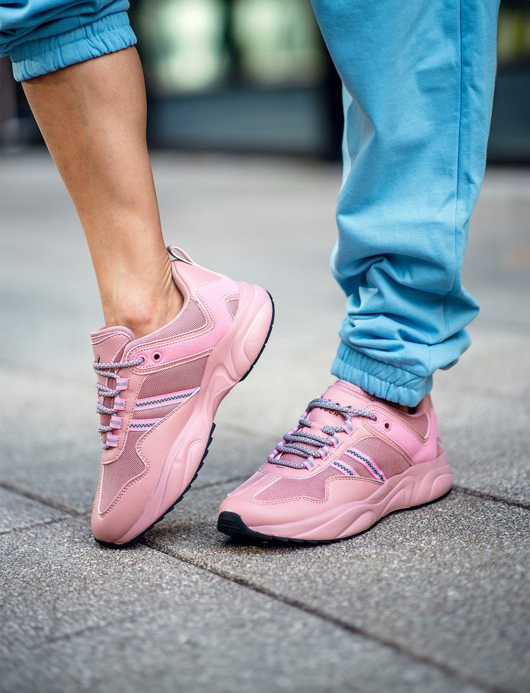 VUCH Wave Maiden - 37.
Za gornji dio tenisica odabrali smo visokokvalitetni poliuretan i zračnu mrežicu.

Dizajni stvoreni u suradnji s Martinom Brnom
Međupotplat od mekane EVA pj OBUĆA
Vuch obuća je originalnost koja fascinira.