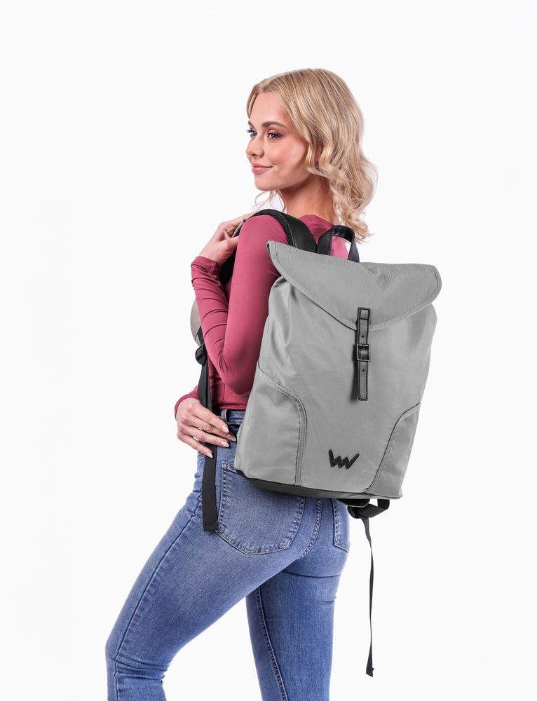 VUCH Joanna Jaunt Grey.

Glavno zatvaranje na magnet
Dva vanjska džepa za bocu
Ojačani džep za laptop
Prostrani sigurnosni džep na leđima ispod remena
Unutarnji džepići na patent
Podstavljena leđa i ramenski remeni za udobno nošenje
 Ruksaci
Vremena kada su ruksaci značili samo školske torbe ili sportske komade za planinske ture davno su prošla.