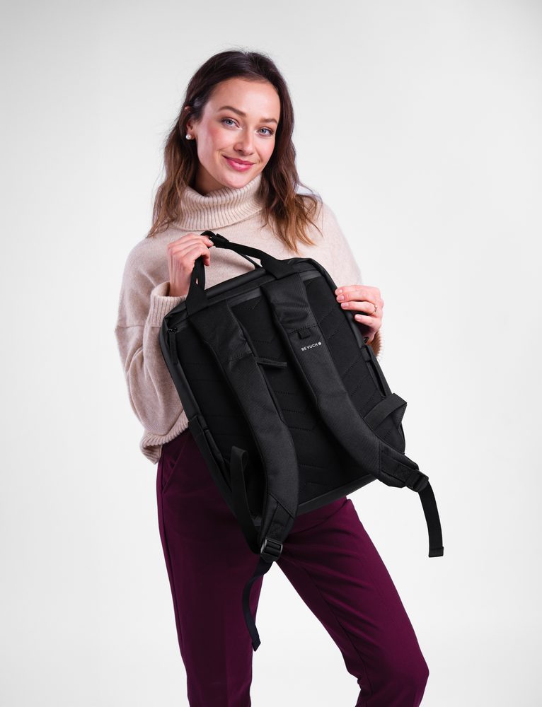 VUCH Kees Black.

Prostrani ruksak s puno džepova
Vodootporan materijal
Otporno gumiranje u donjem dijelu
Zip džep na remenu
 RUKSACI
Vremena kada su ruksaci značili samo školske torbe ili sportske komade za planinarenje, odavno su prošla.