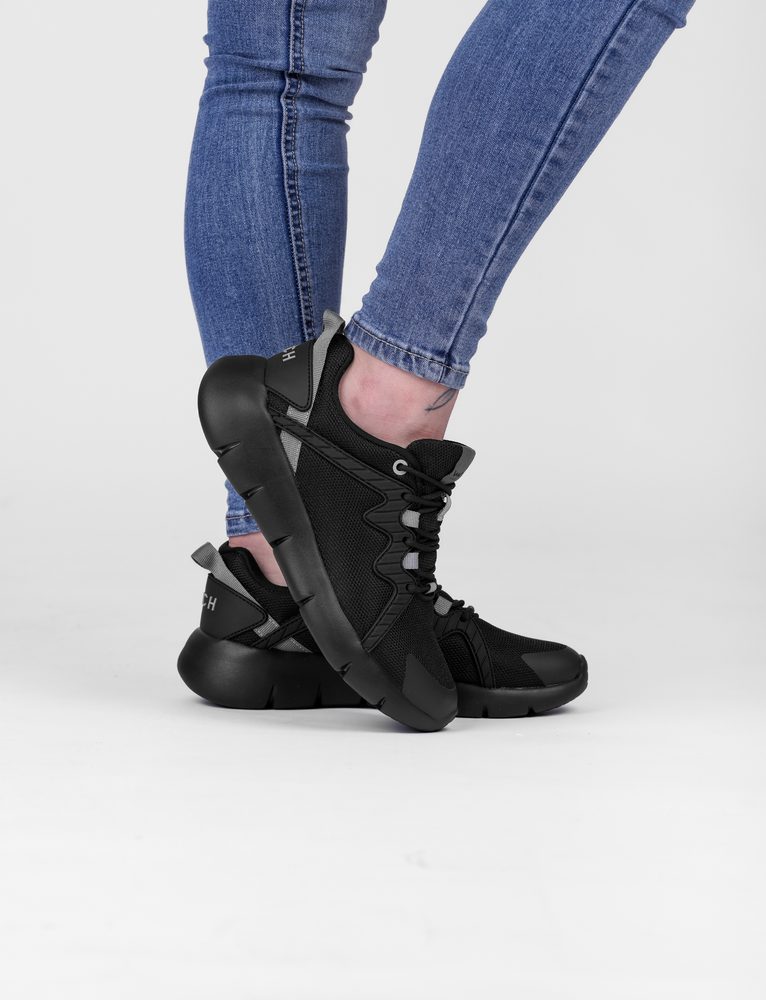 VUCH Flash E Black - 43.

Izrađeno od recikliranih materijala
Lagana, izdržljiva i anatomski oblikovana potplat
Oblikovani unutarnji uložak s jedinstvenim AIotiskom
 OBUĆA
Vuch cipele su originalnost koja hoda.