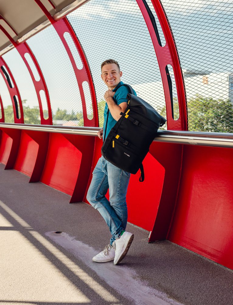 VUCH Maielle Black.

Kopčanje na patentni zatvarač i roll-top s kopčama
Vodootporan materijal i zatvarači
Dva vanjska džepa s patentnim zatvaračem na prednjoj strani ruksaka
Skriveni patentni džep na leđima za brzi pristup
Bočni džepovi za bocu
 Muški ruksaci 
Savršenstvo, jednostavnost, karakter i stil.