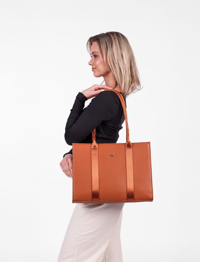 VUCH Eike Brown.

Velika torba s čvrstim dnom
Glavni zatvarač na zip
Unutrašnji odjeljci za sitnice, džep na zip
Dugačke udobne ribbon ručke prianjaju uz podlakticu i rame

  Velike torbe 
Nažalost nismo u Hogwartsu i nemamo na raspolaganju Hermioninu čarobnu torbu u koju je stao i šator.