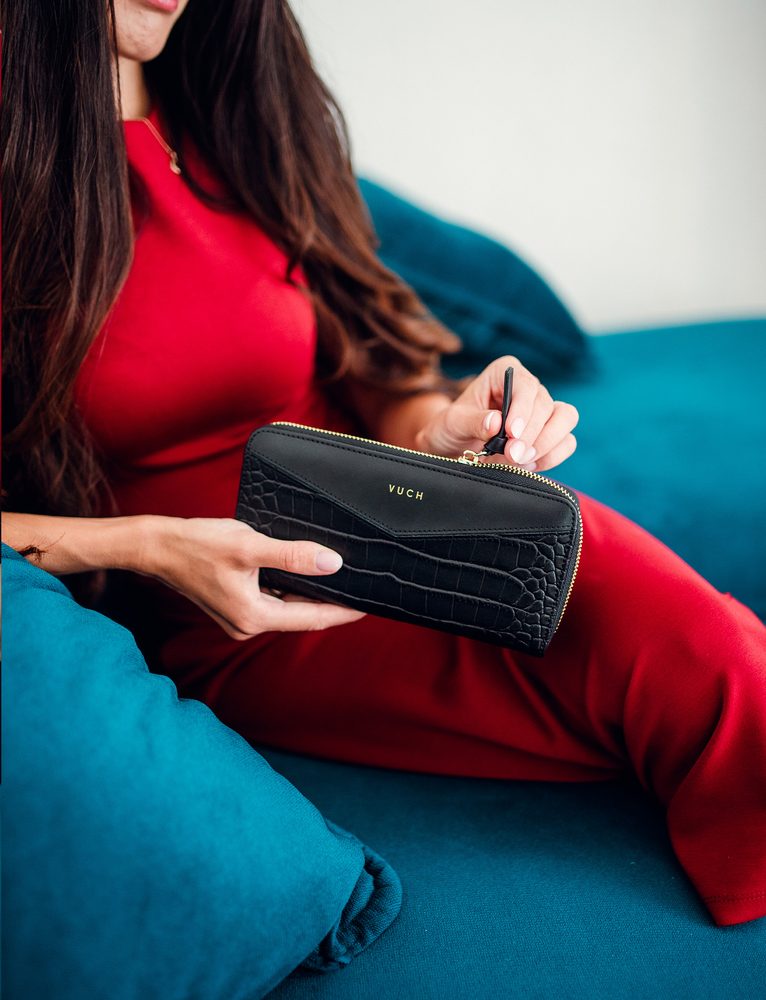 VUCH Keryth Black.

Novčanik od vlaknaste kože
Kombinacija glatkog materijala i uzorka krokodilske kože
Dvostruki džep s patentnim zatvaračem za kovanice
Dva prostrana džepa za novčanice
 Kožni novčanici
Kvaliteta i trajnost.