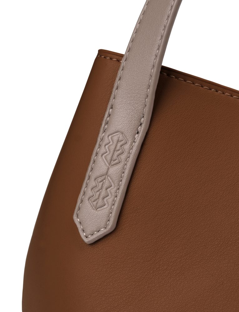 VUCH Roselda E Brown.

Izrađeno od recikliranog materijala
Glavno kopčanje s gumbom i magnetom
Veliki odvojivi jezičak kao privjesak
Dugačak remen = dva načina nošenja
Bočne kopče za podešavanje oblika torbe
 Eco torbice
„Kolekcija torbica koja ima sve.