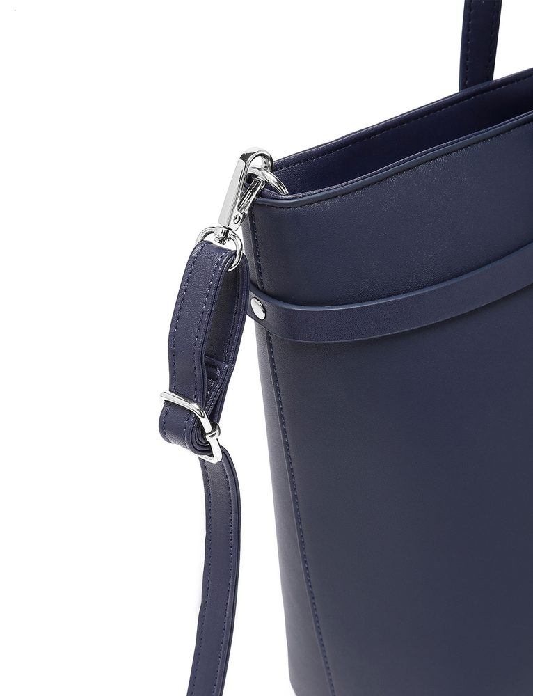 VUCH Barrie Blue.

Velika torba s čvrstim dnom zaštićena s 4 metalne nogice
Glavni džep se može potpuno zatvoriti patentnim zatvaračem
Remen za vješanje sunčanih naočala
Torba uključuje crossbody remen
Nudi nekoliko načina nošenja
 Velike torbice
Sve ima svoju prednost.