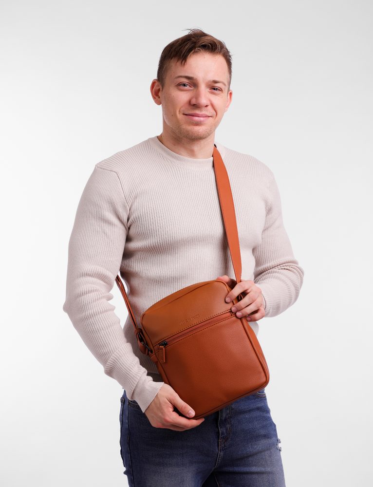 VUCH Oriana Brown.

Glavno zatvaranje na patent
Podesivi crossbody remen
Prednja skrivena džep na patent
Pretinac za sitnice na stražnjoj strani
 Muške torbe
Savršenstvo, jednostavnost, karakter i stil.