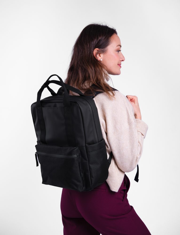 VUCH Kees Black.

Prostrani ruksak s puno džepova
Vodootporan materijal
Otporno gumiranje u donjem dijelu
Zip džep na remenu
 RUKSACI
Vremena kada su ruksaci značili samo školske torbe ili sportske komade za planinarenje, odavno su prošla.