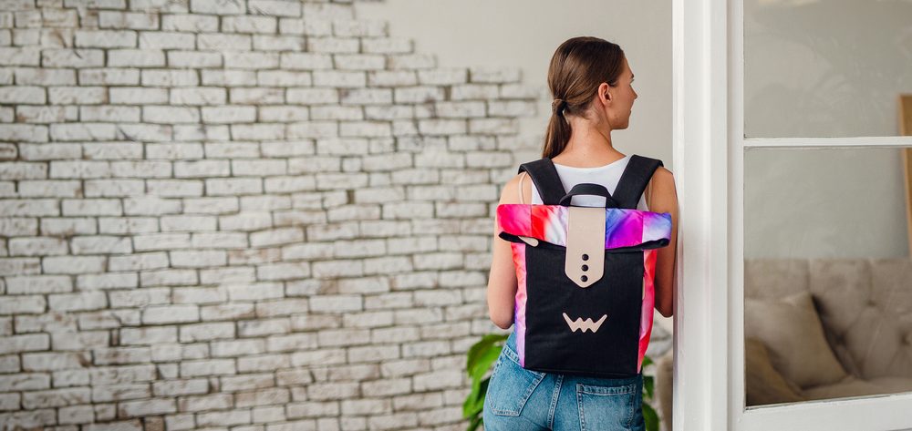 VUCH Mellora Diverse Multicolor.

Originalni dizajnerski ruksak iz kolekcije creARTivity
Unutarnji odjeljak za mini prijenosno računalo i mali džep s patentnim zatvaračem
Zatvaranje na patentni zatvarač i preklop s magnetnim patentom
Podesivi naramenici
 creARTivity
Budi Vuch, budi viđen.
Mjesto gdje nismo štedjeli na mašti i razigrano smo sastavili printeve na naše bestsellere.