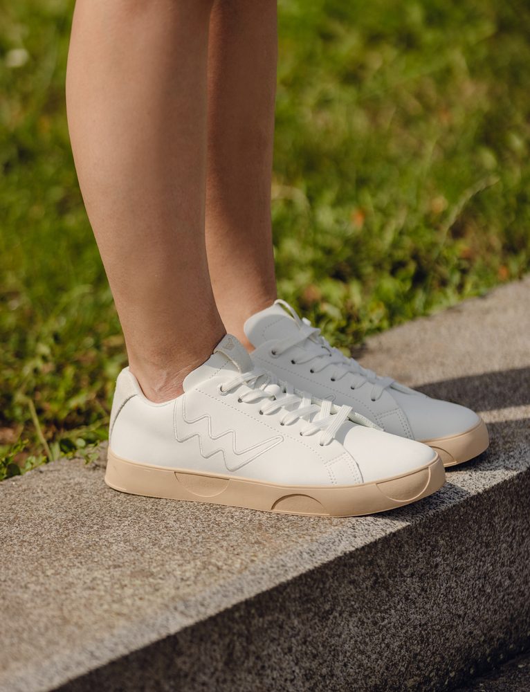 VUCH Dotty Classic White - 42.
Đon je napravljen od 100% prirodne gume i diskretno se referira na tipične točkice koje poznajete iz naših kolekcija.
Stavite na klasiku u novom ruhu – DOTTY CLASSIC su stil, udobnost i osobnost u jednom.

Gornji dio od PU poliuretana
Đon od 100% prirodne gume
Utisnut motiv točkica na đonu
Veličine 36–43
Oblikovani unutarnji uložak, podstavljeni memorijskom pjenom
Kombinacija glatkog i strukturiranog materijala
 OBUĆA
Vuch cipele su originalnost koja hoda.